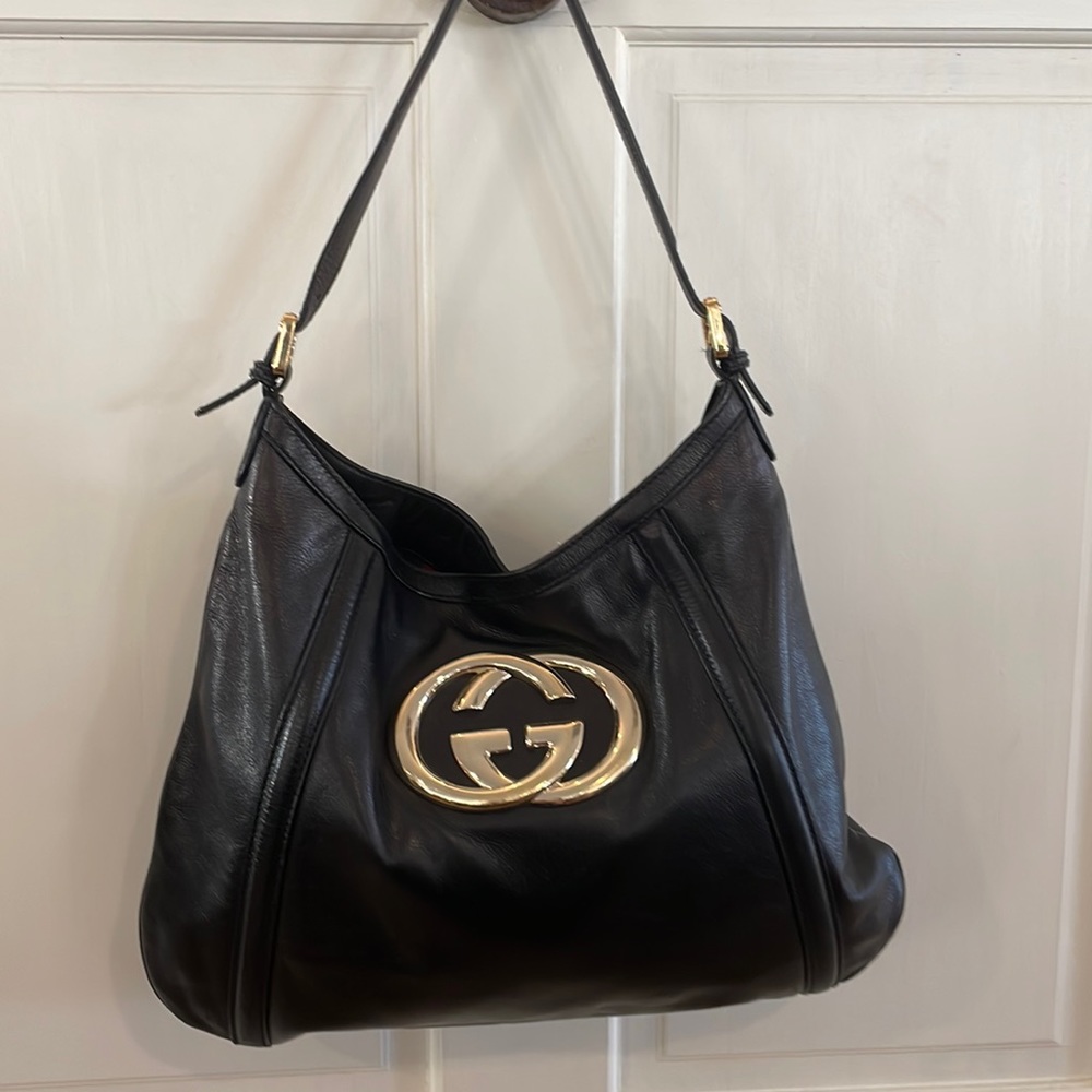 Gucci black leather shoulder bag with goldtone logo and hardware.